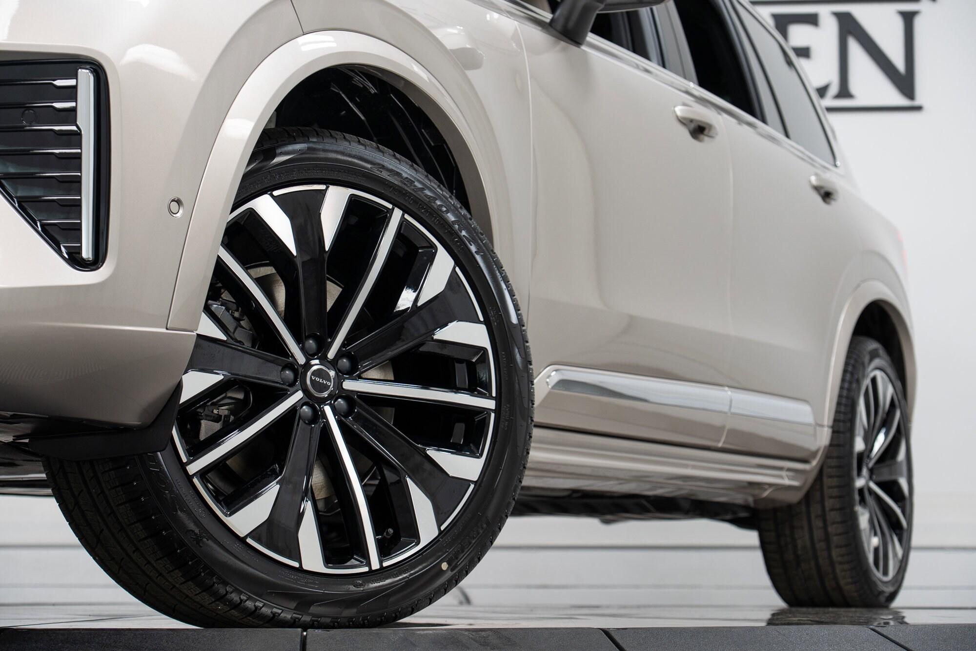 2026 Volvo XC90 Plus - Photo 27