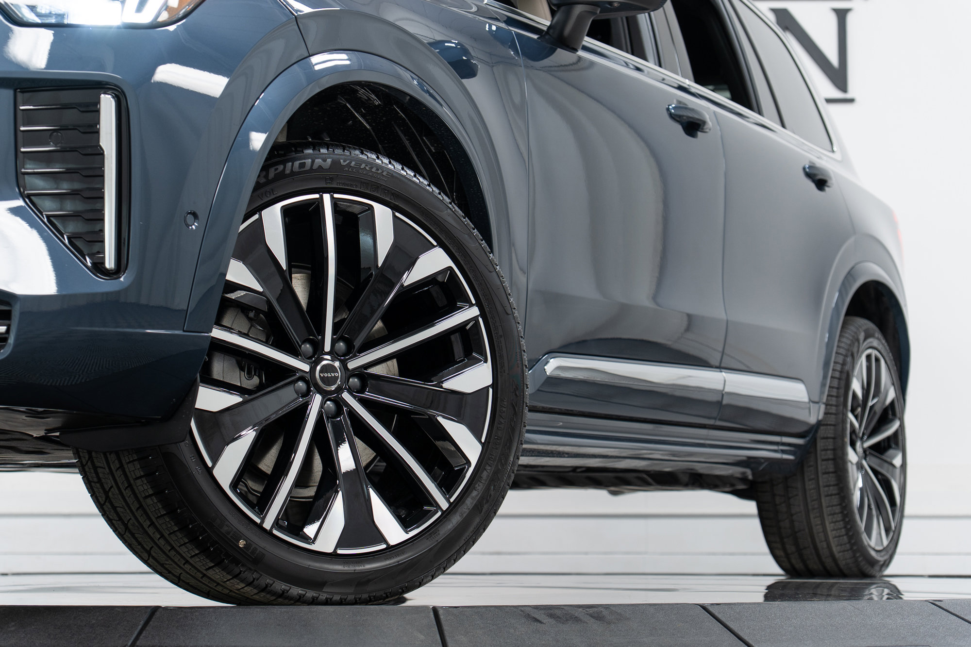 2026 Volvo XC90 Plus - Photo 28