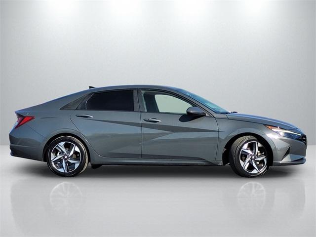 2023 Hyundai Elantra SEL photo 3