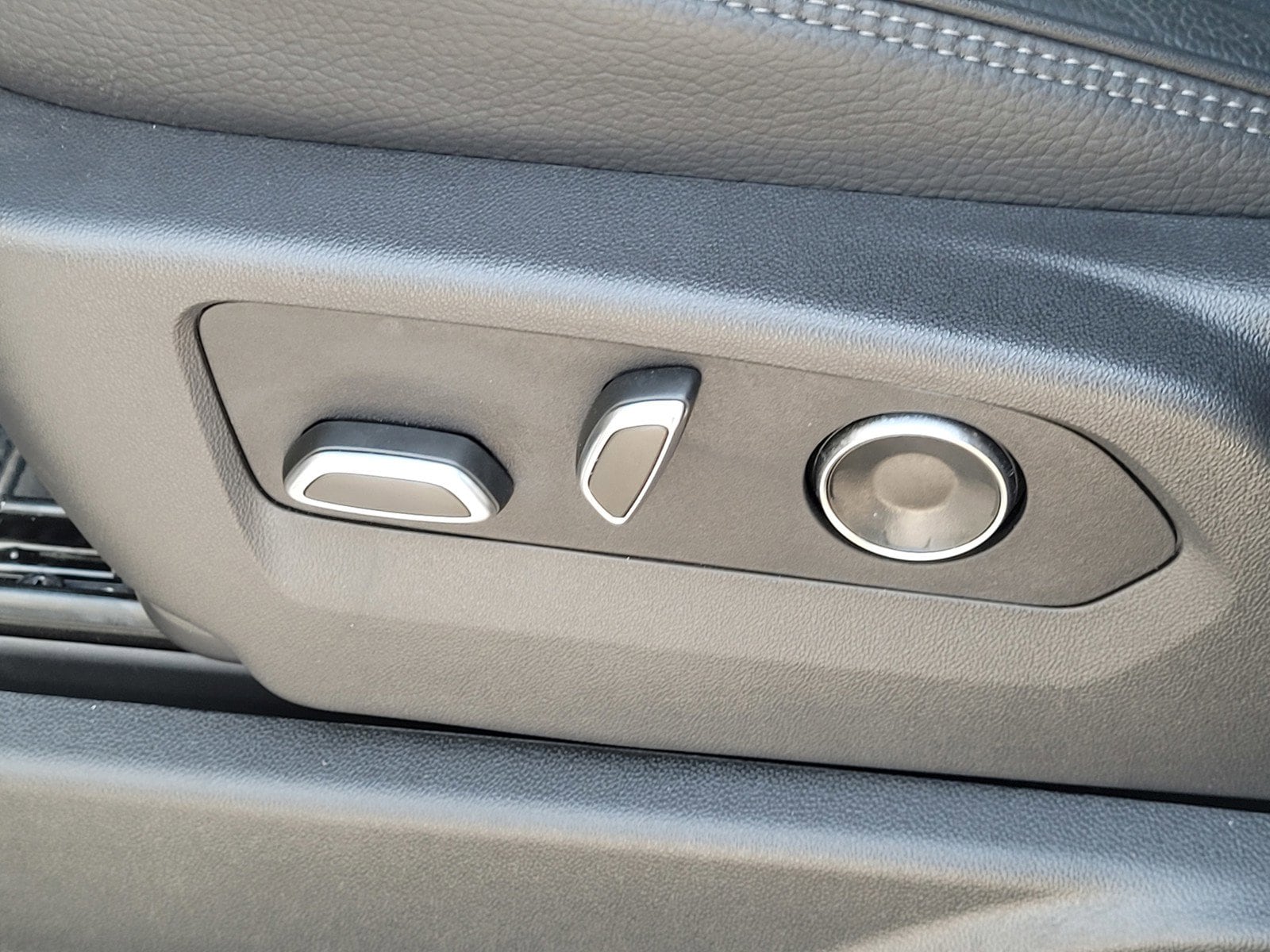 2025 GMC Yukon XL Denali - Photo 12