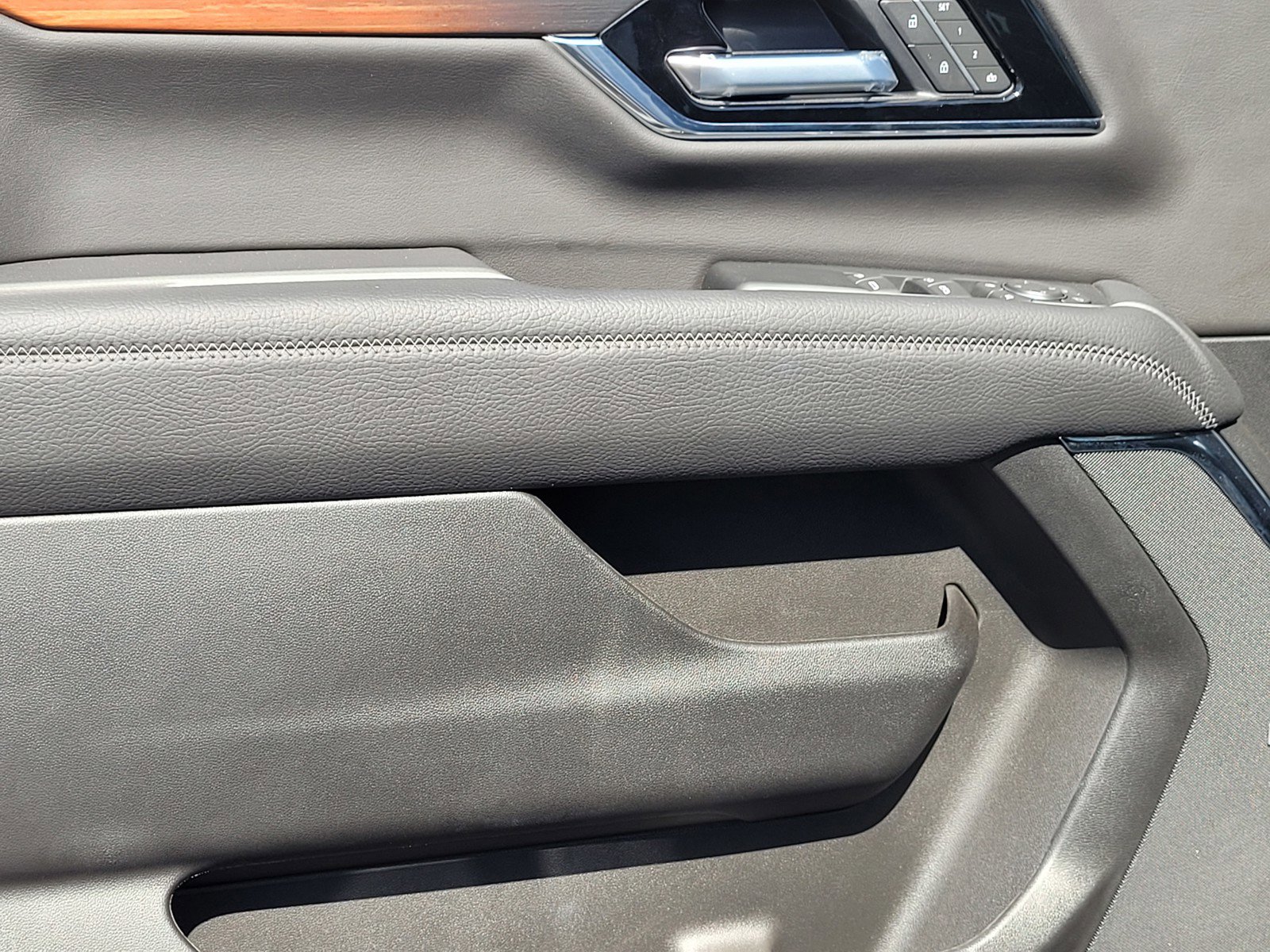 2025 GMC Yukon XL Denali - Photo 13