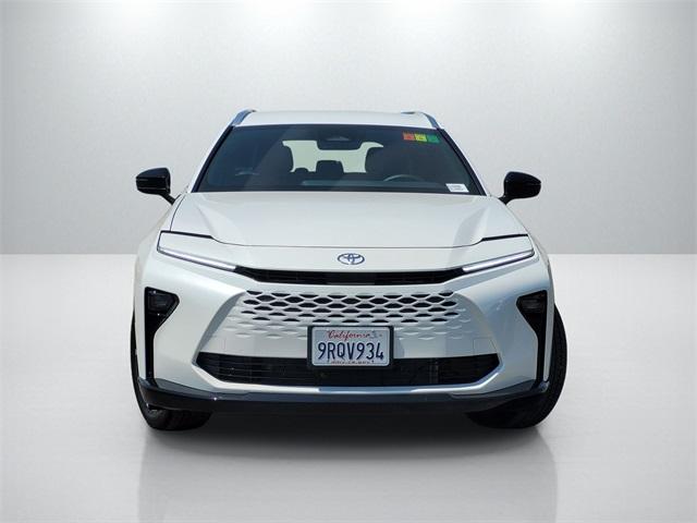 2025 Toyota Crown Signia XLE photo 2