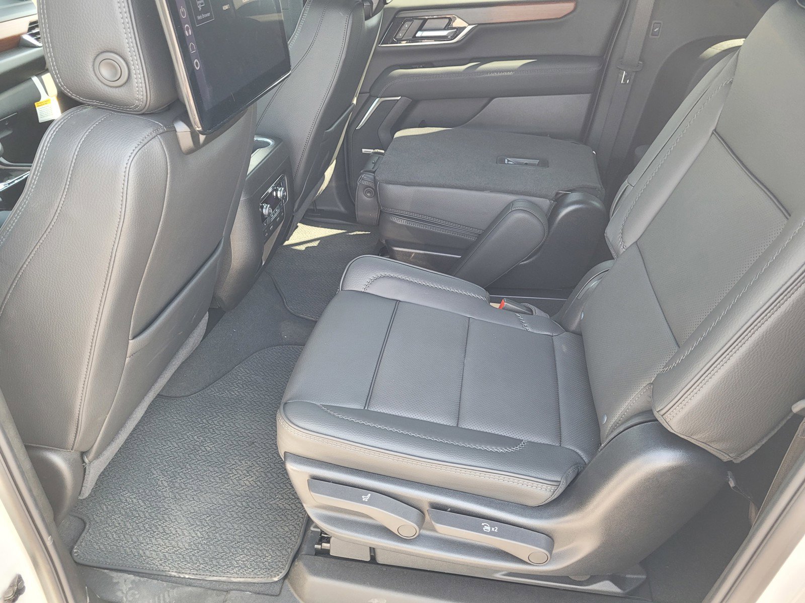 2025 GMC Yukon XL Denali - Photo 9