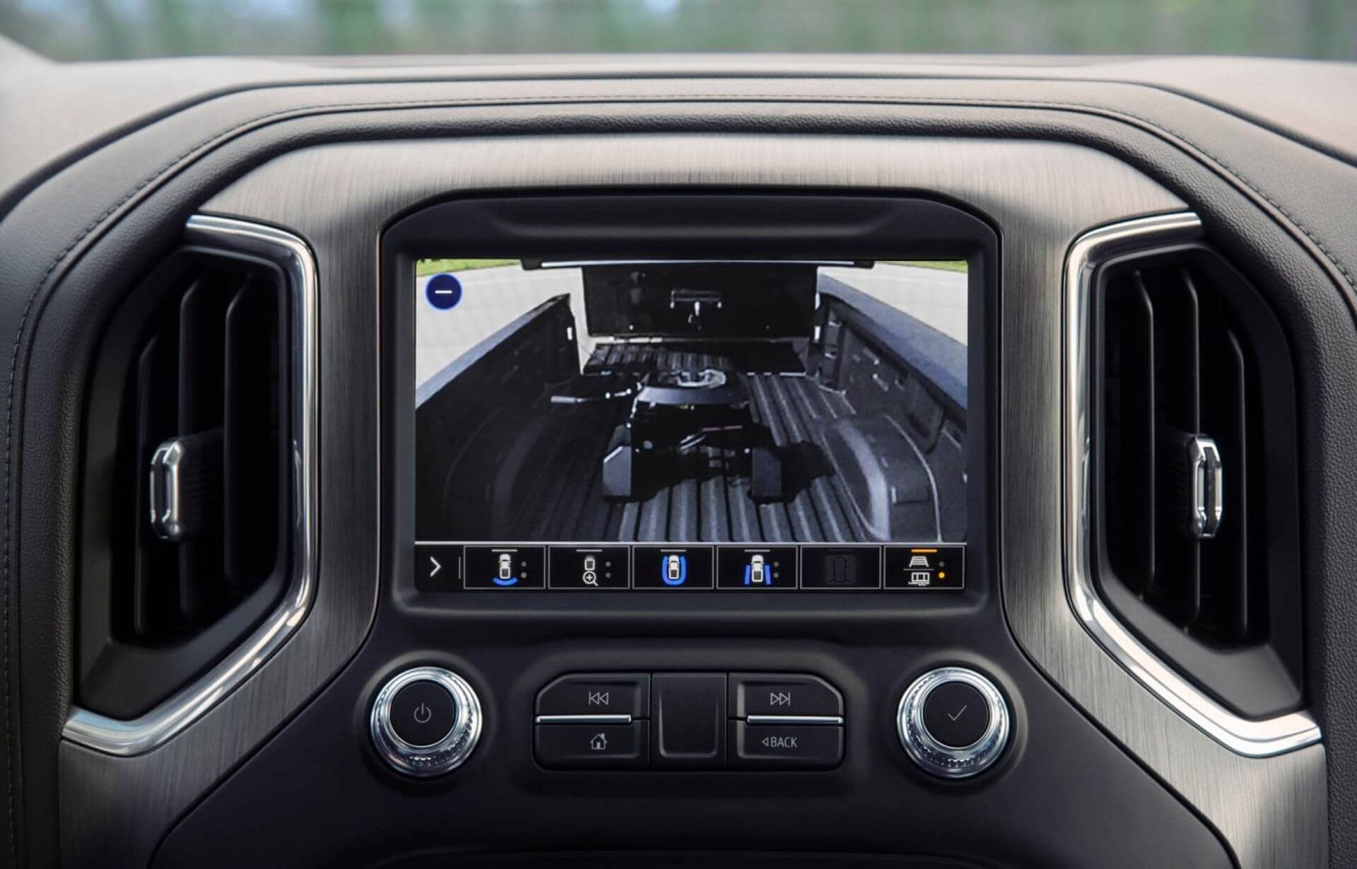 A GMC Sierra 1500 AT4 infotainment screen displaying trailering package features