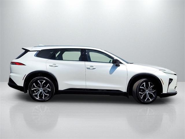 2025 Toyota Crown Signia XLE photo 3