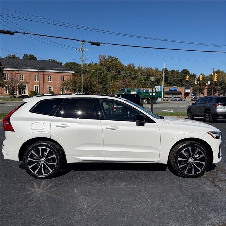 2024 Volvo XC60 B5 Plus photo 4