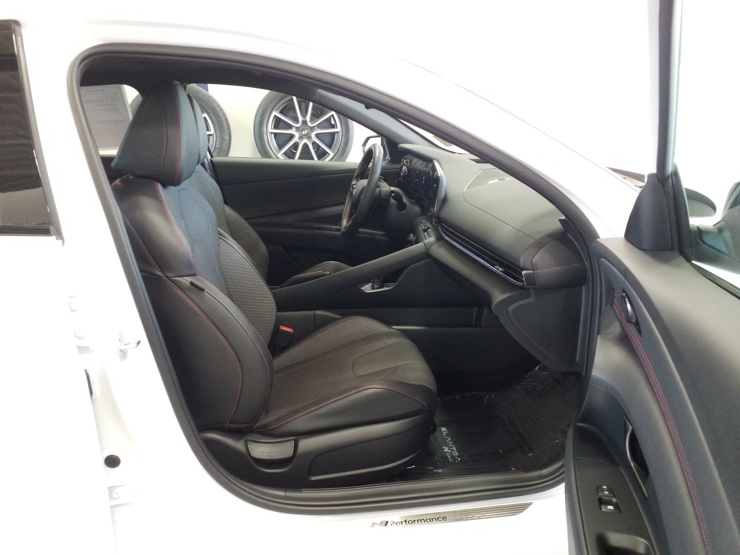 2025 Hyundai Elantra N Line - Photo 16