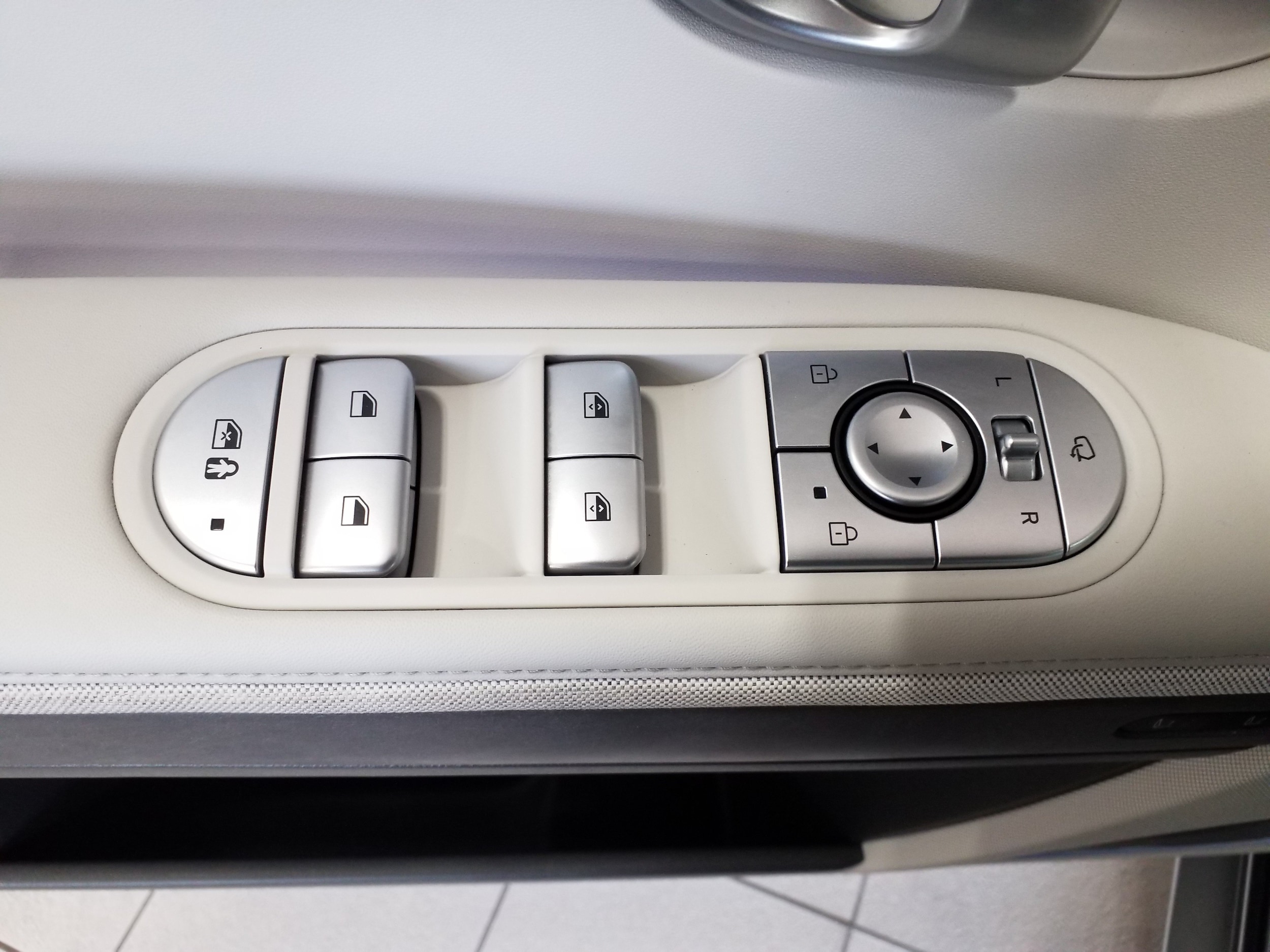 2024 Hyundai IONIQ 5 Limited - Photo 11