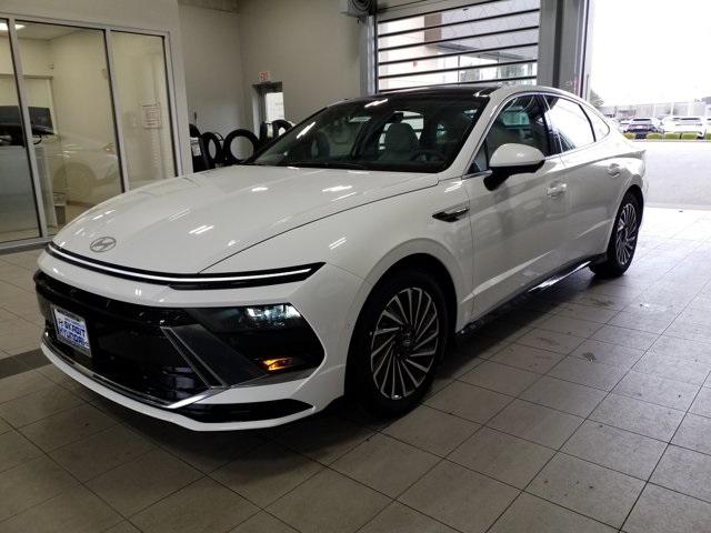 2025 Hyundai Sonata Hybrid Limited photo 2