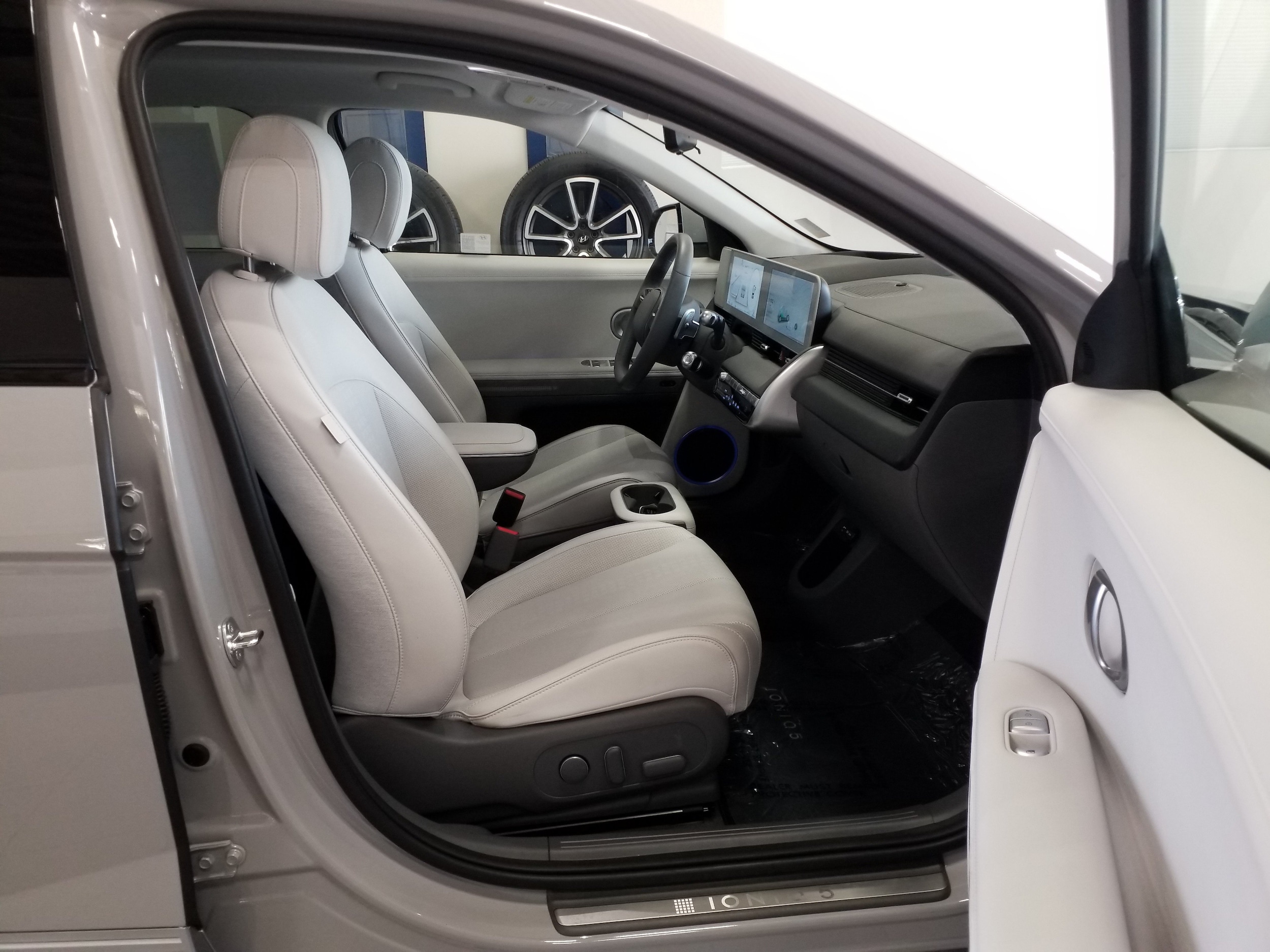 2024 Hyundai IONIQ 5 Limited - Photo 16