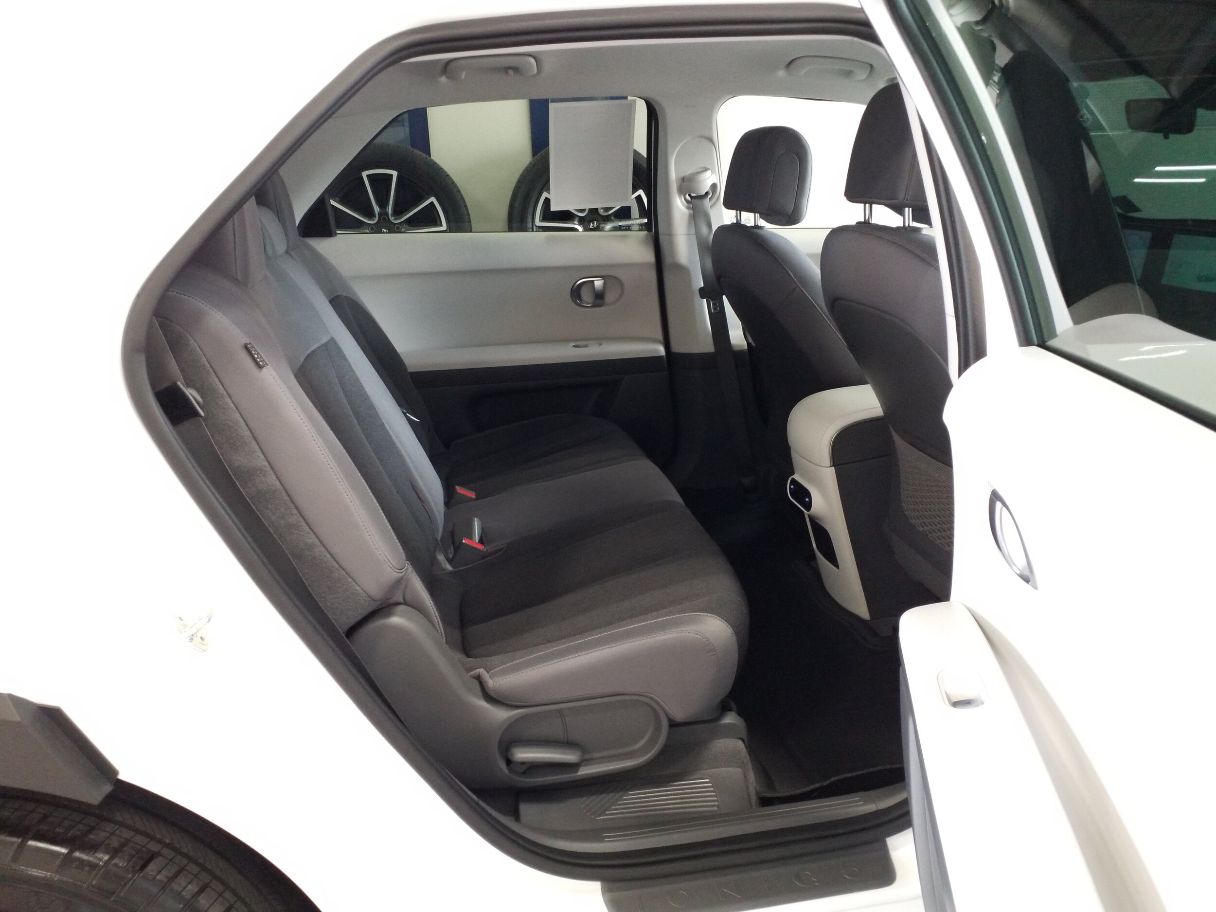 2024 Hyundai IONIQ 5 SE - Photo 15