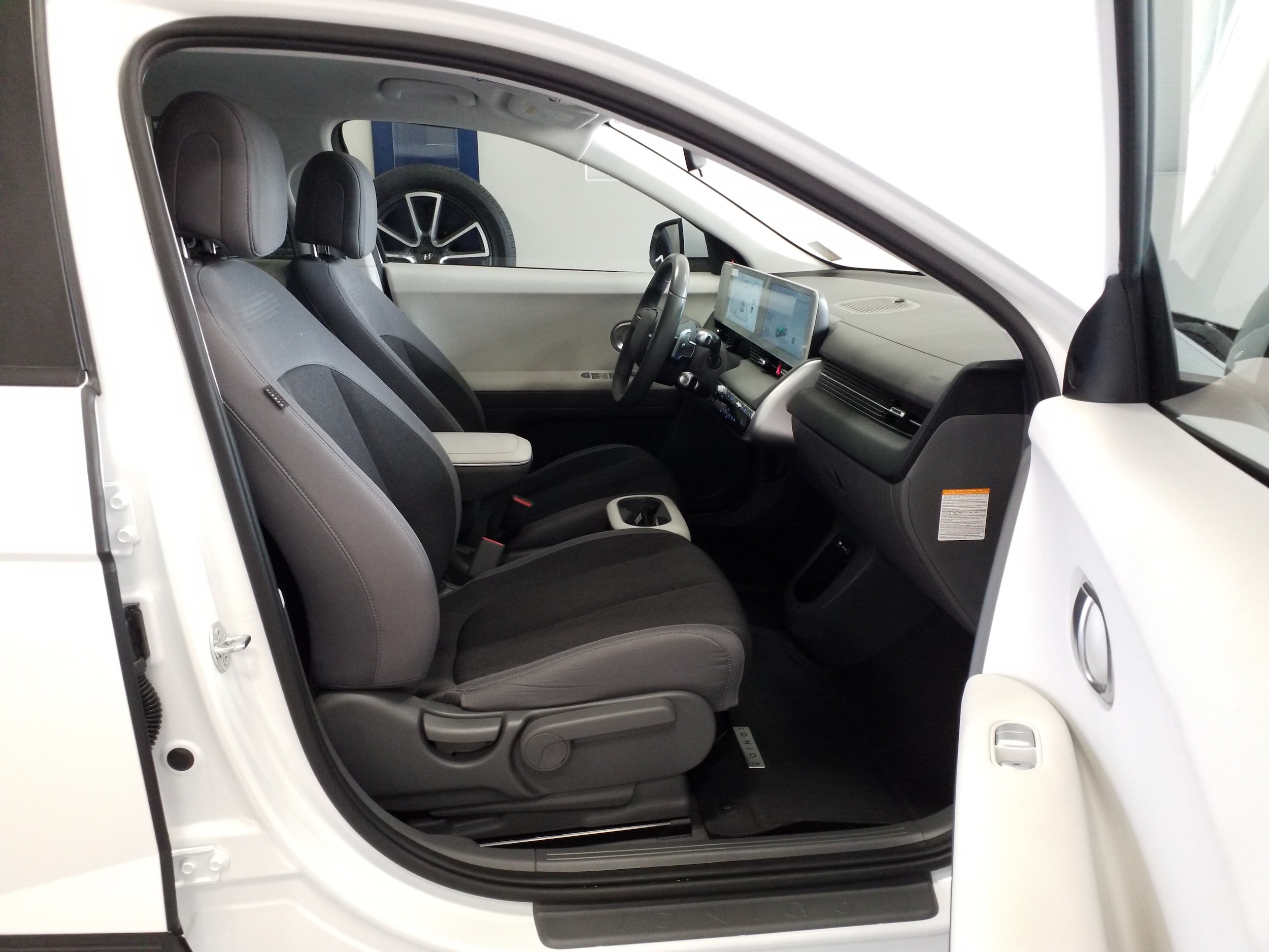 2024 Hyundai IONIQ 5 SE - Photo 16