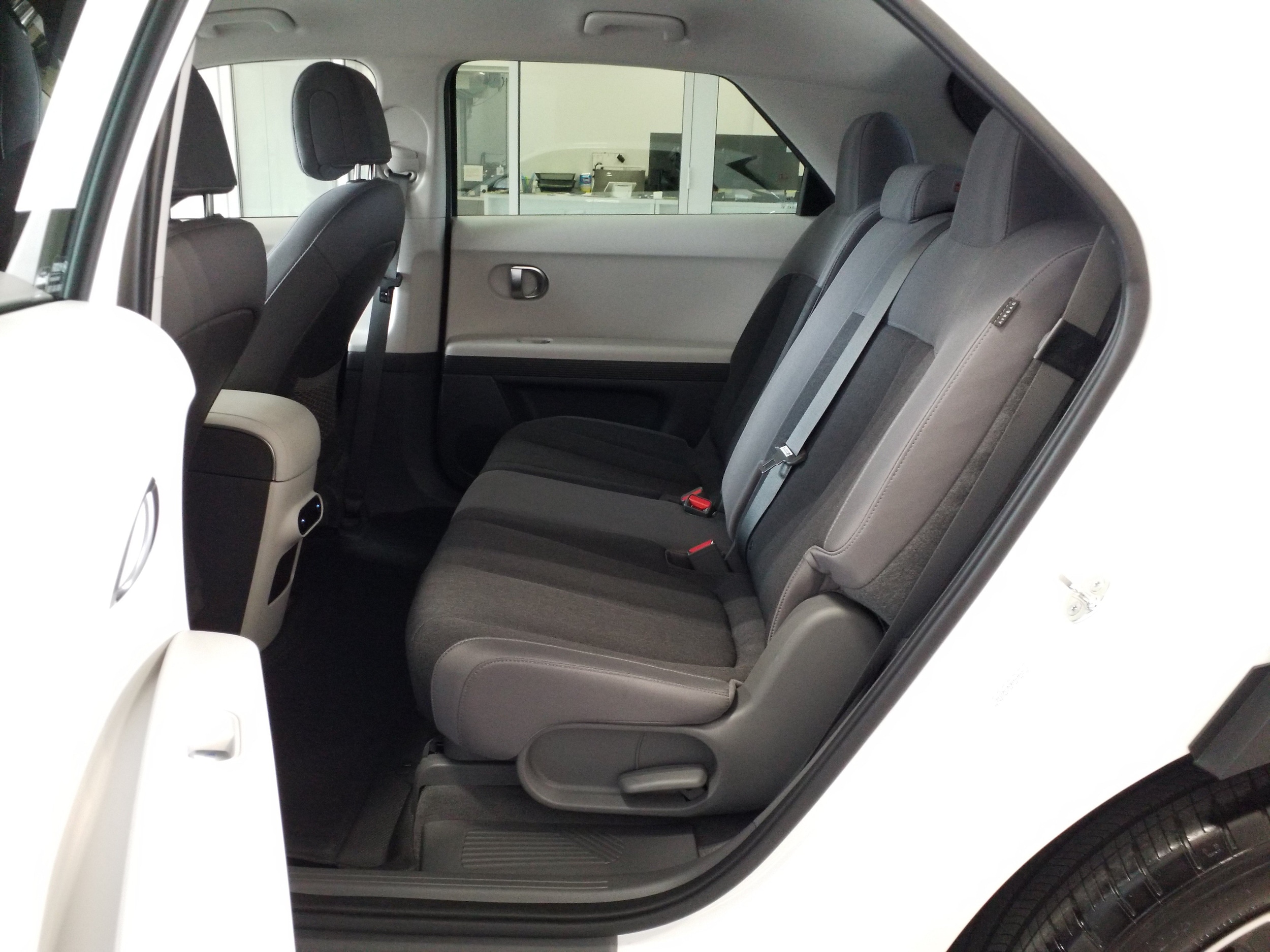 2024 Hyundai IONIQ 5 SE - Photo 13