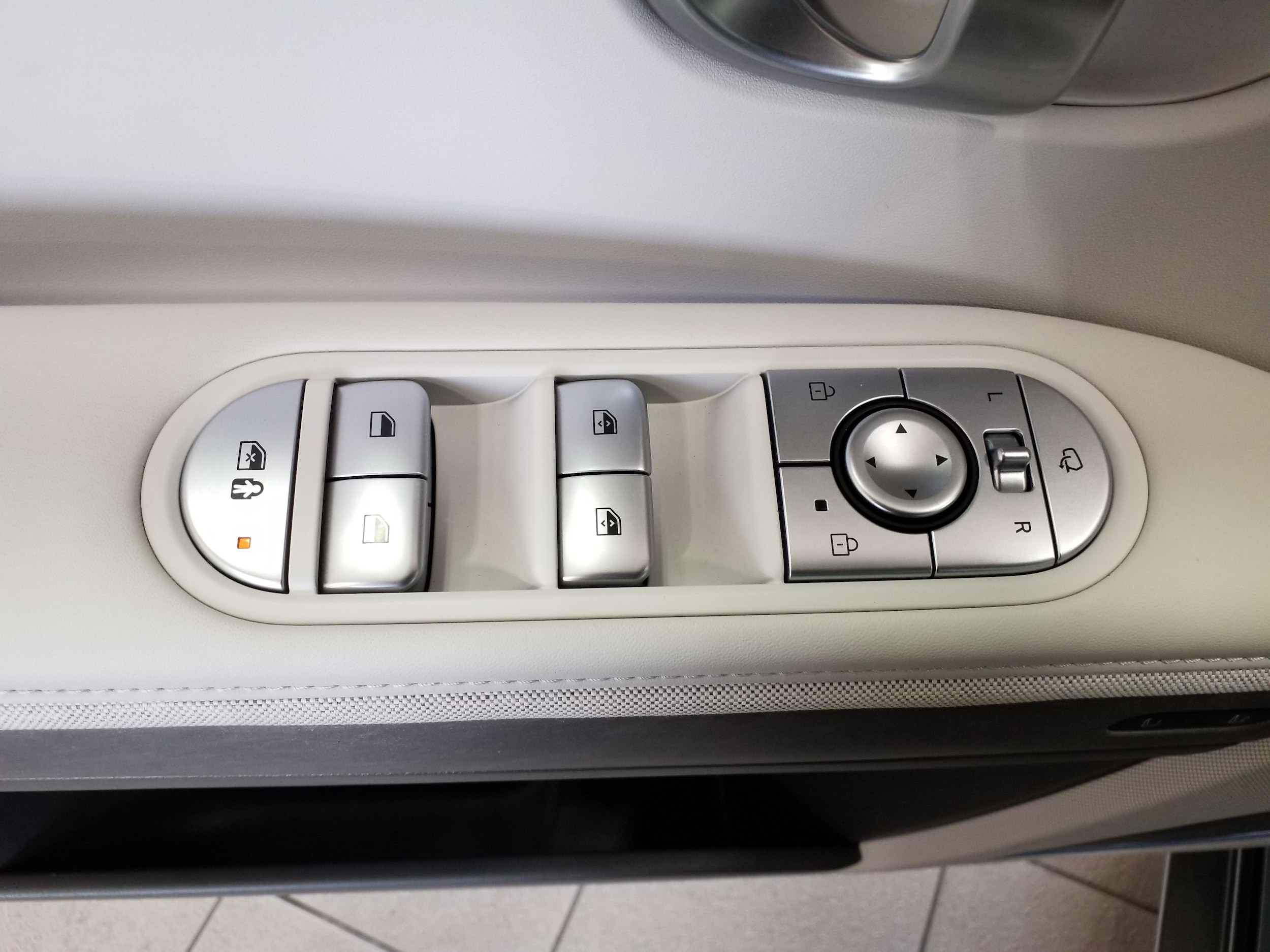 2024 Hyundai IONIQ 5 Limited - Photo 11