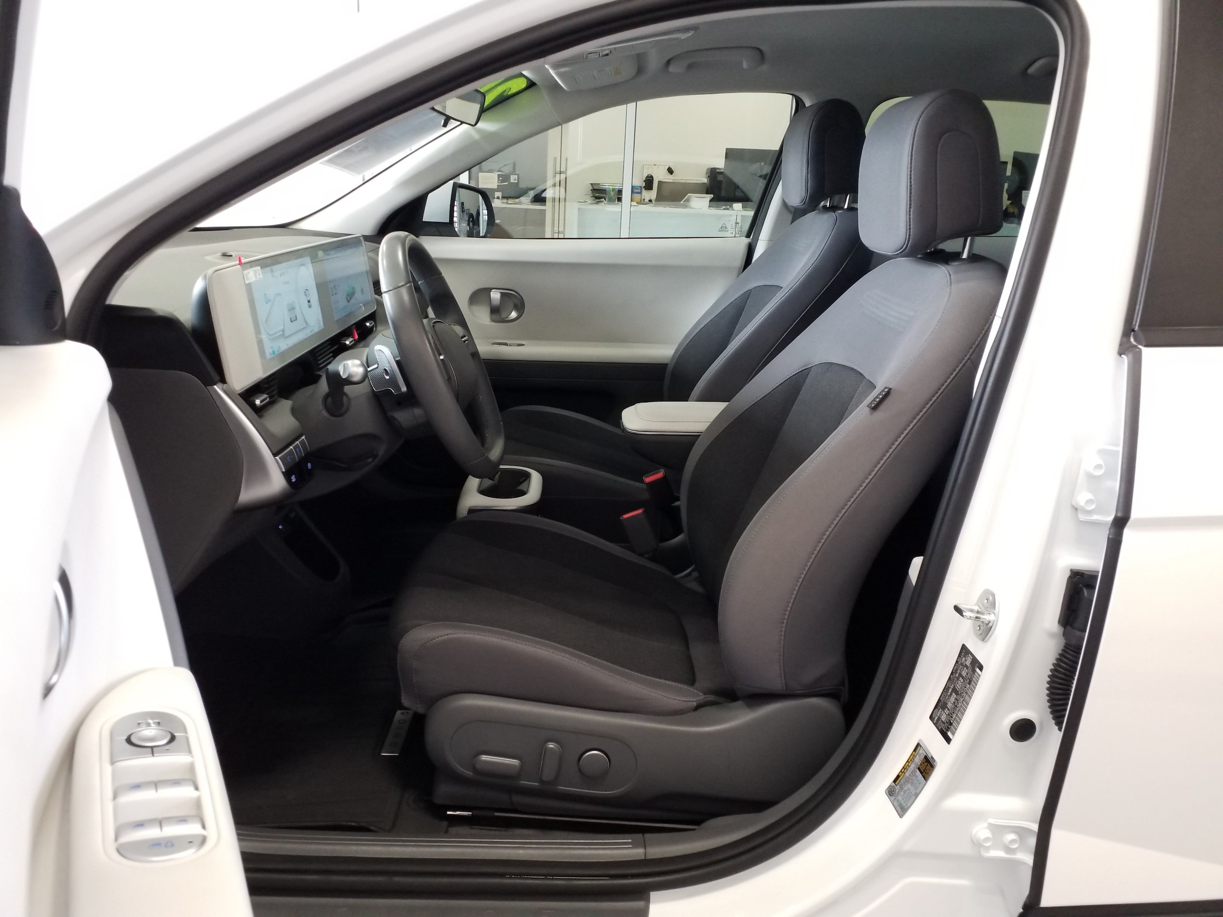 2024 Hyundai IONIQ 5 SE - Photo 12