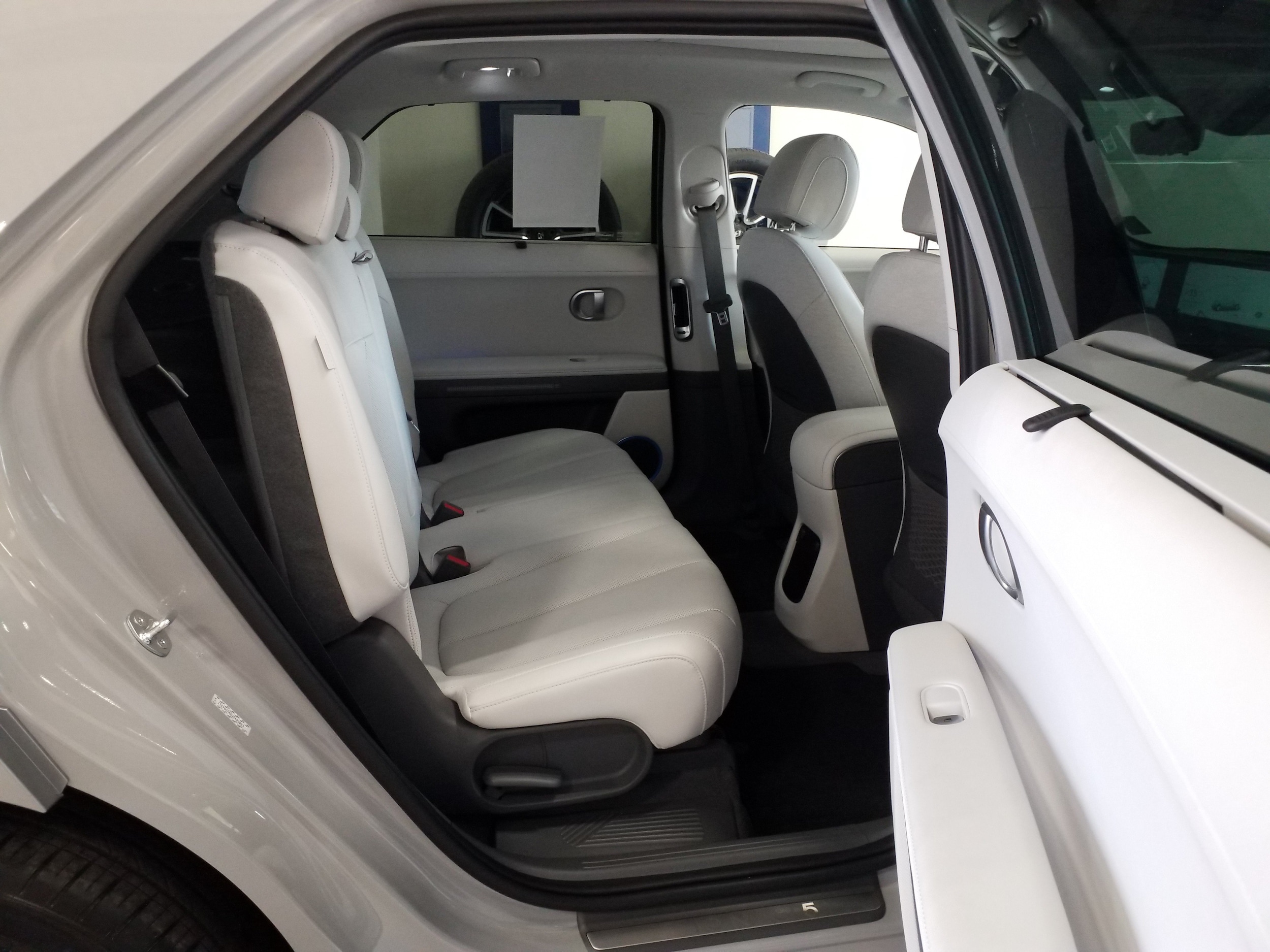 2024 Hyundai IONIQ 5 Limited - Photo 15