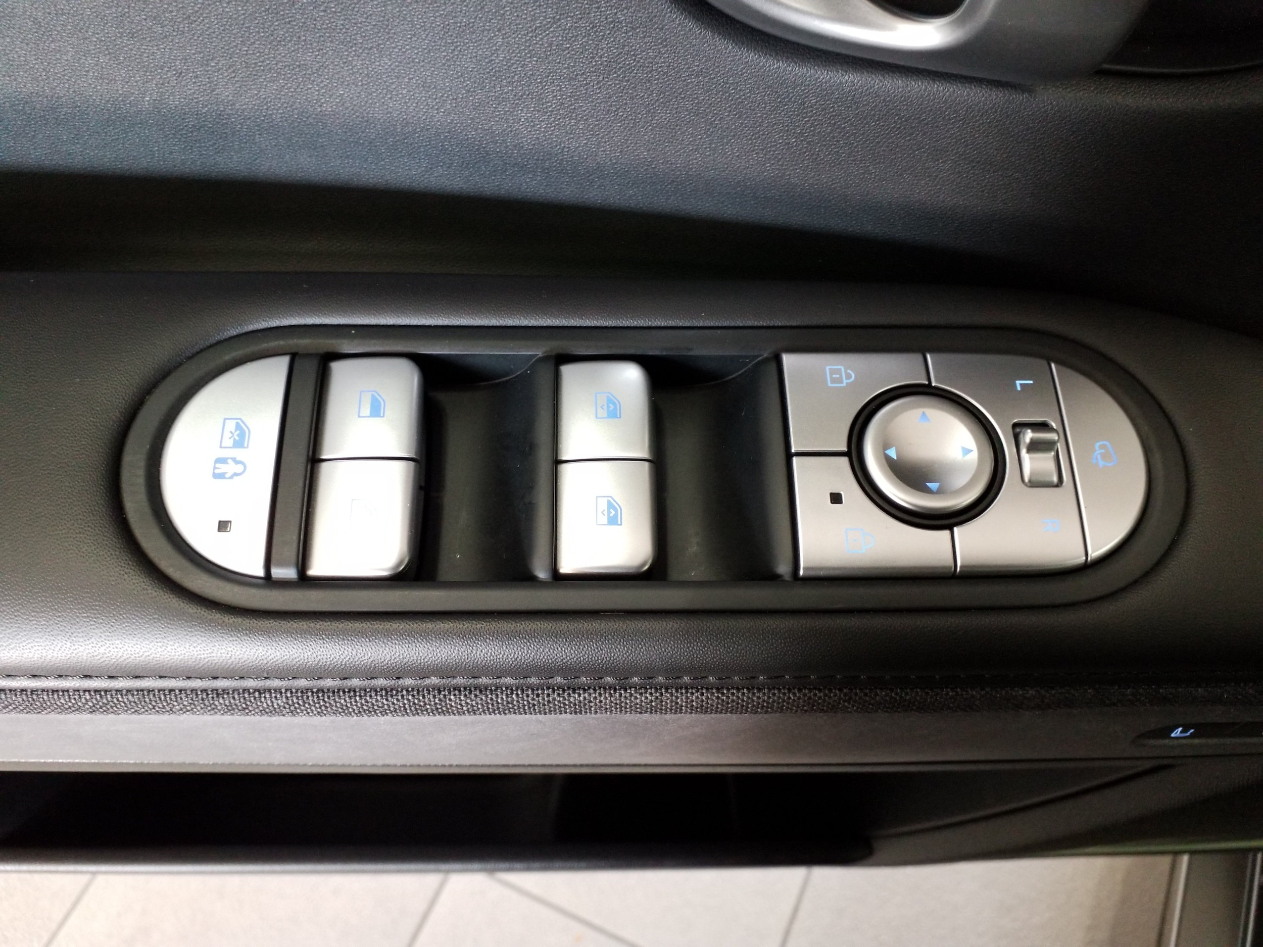 2024 Hyundai IONIQ 5 Limited - Photo 11