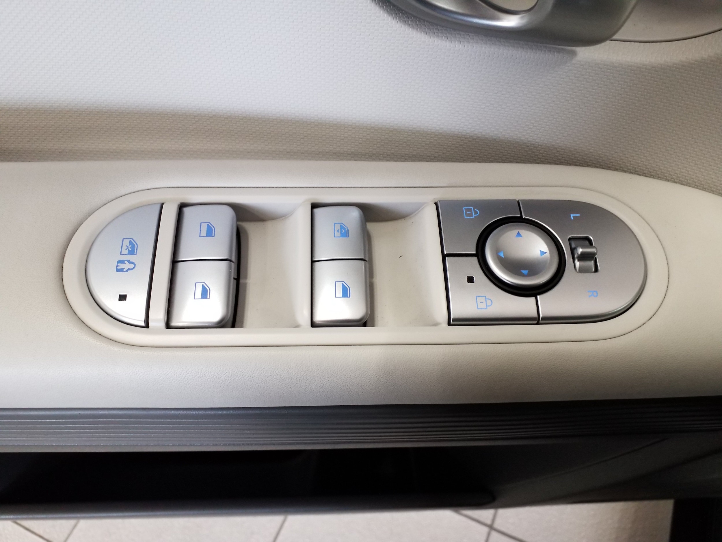 2024 Hyundai IONIQ 5 SE - Photo 11