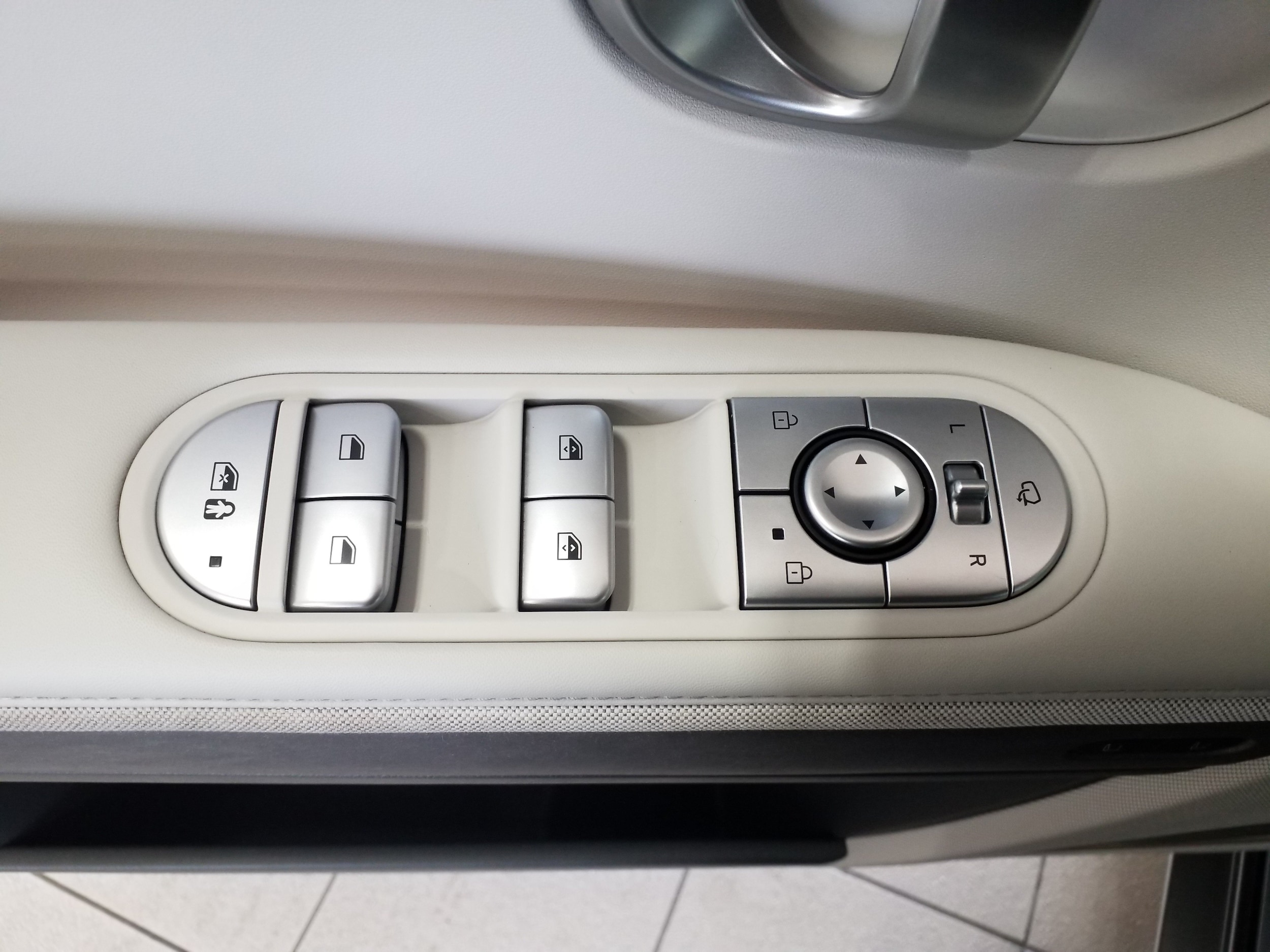 2024 Hyundai IONIQ 5 Limited - Photo 11