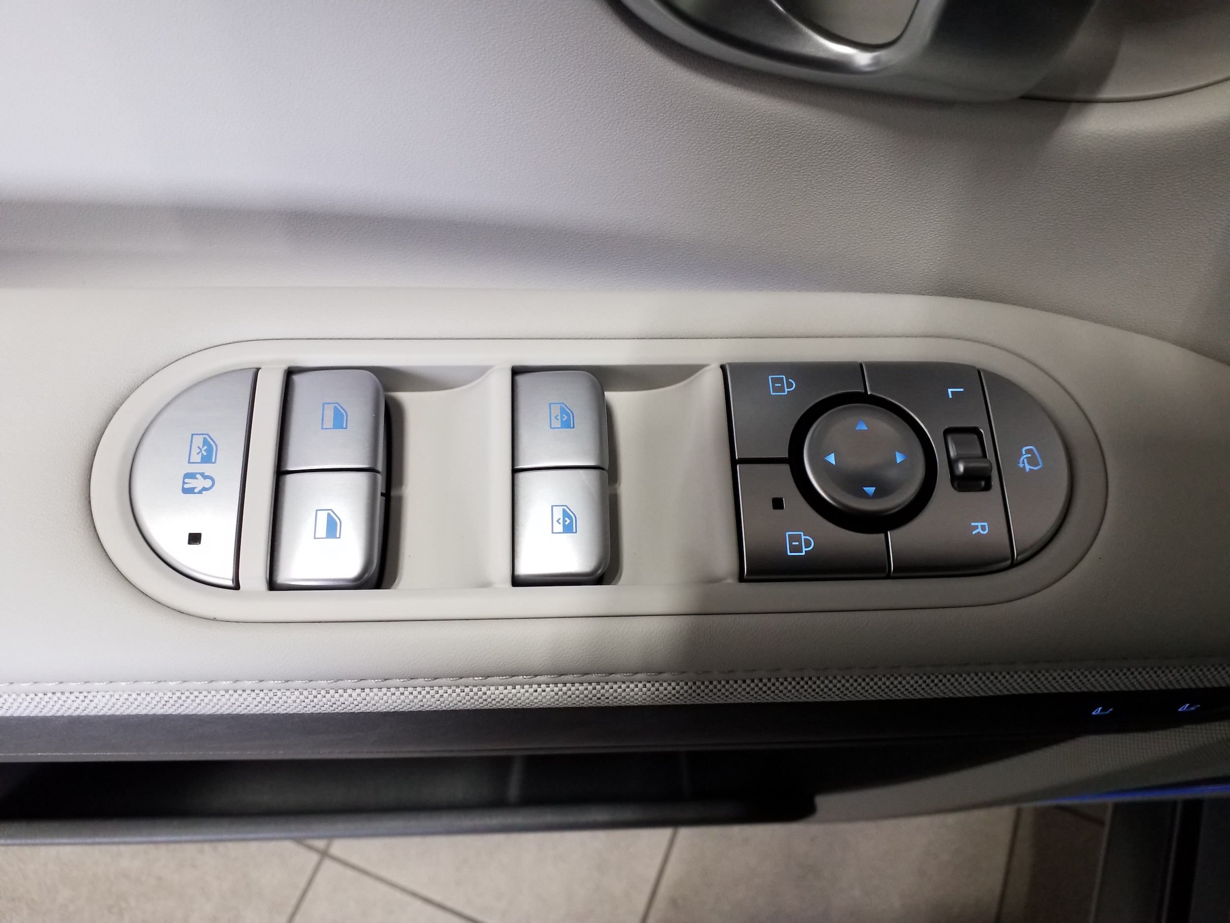 2024 Hyundai IONIQ 5 Limited - Photo 11