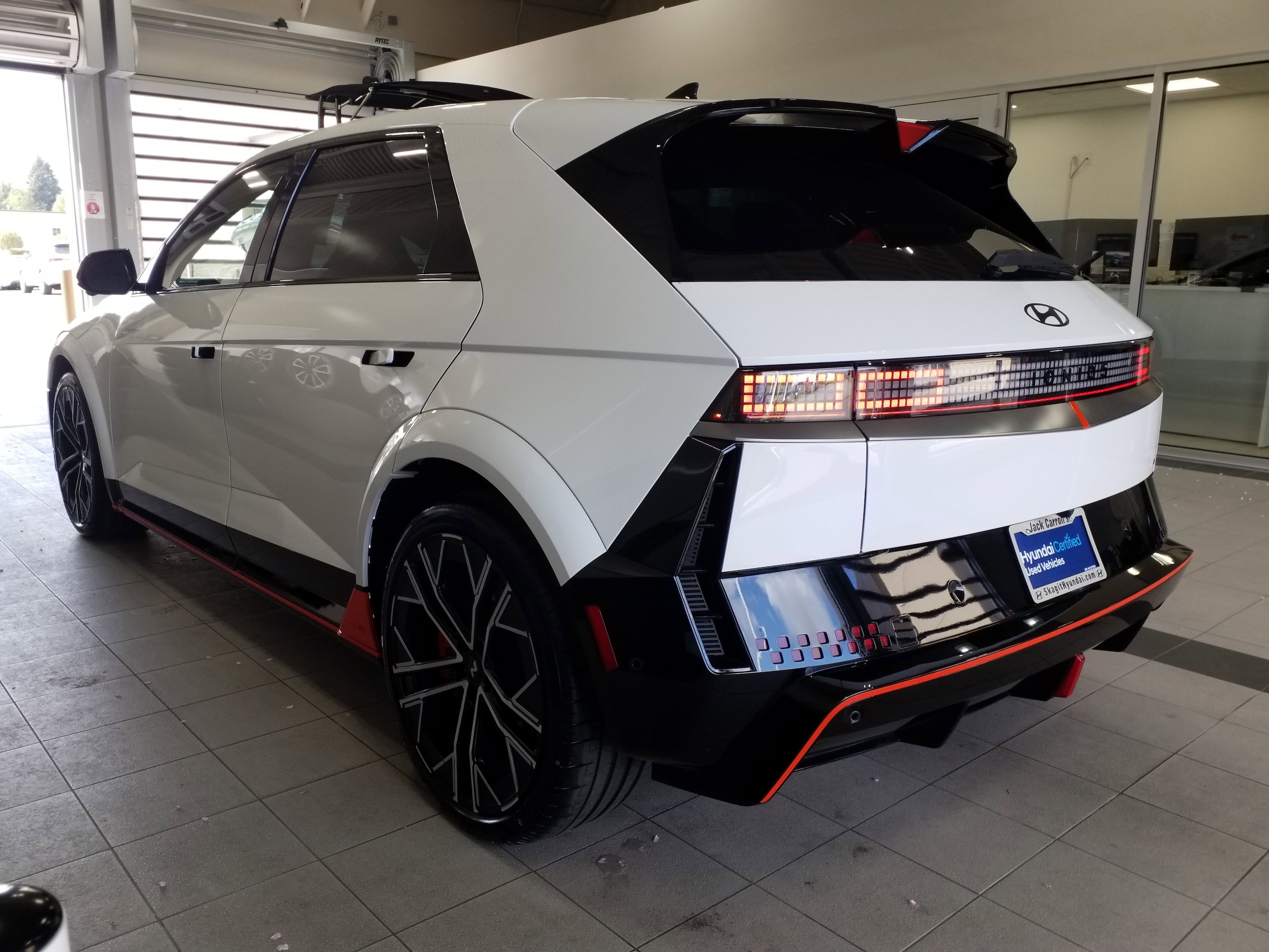 2025 Hyundai IONIQ 5 N - Photo 18