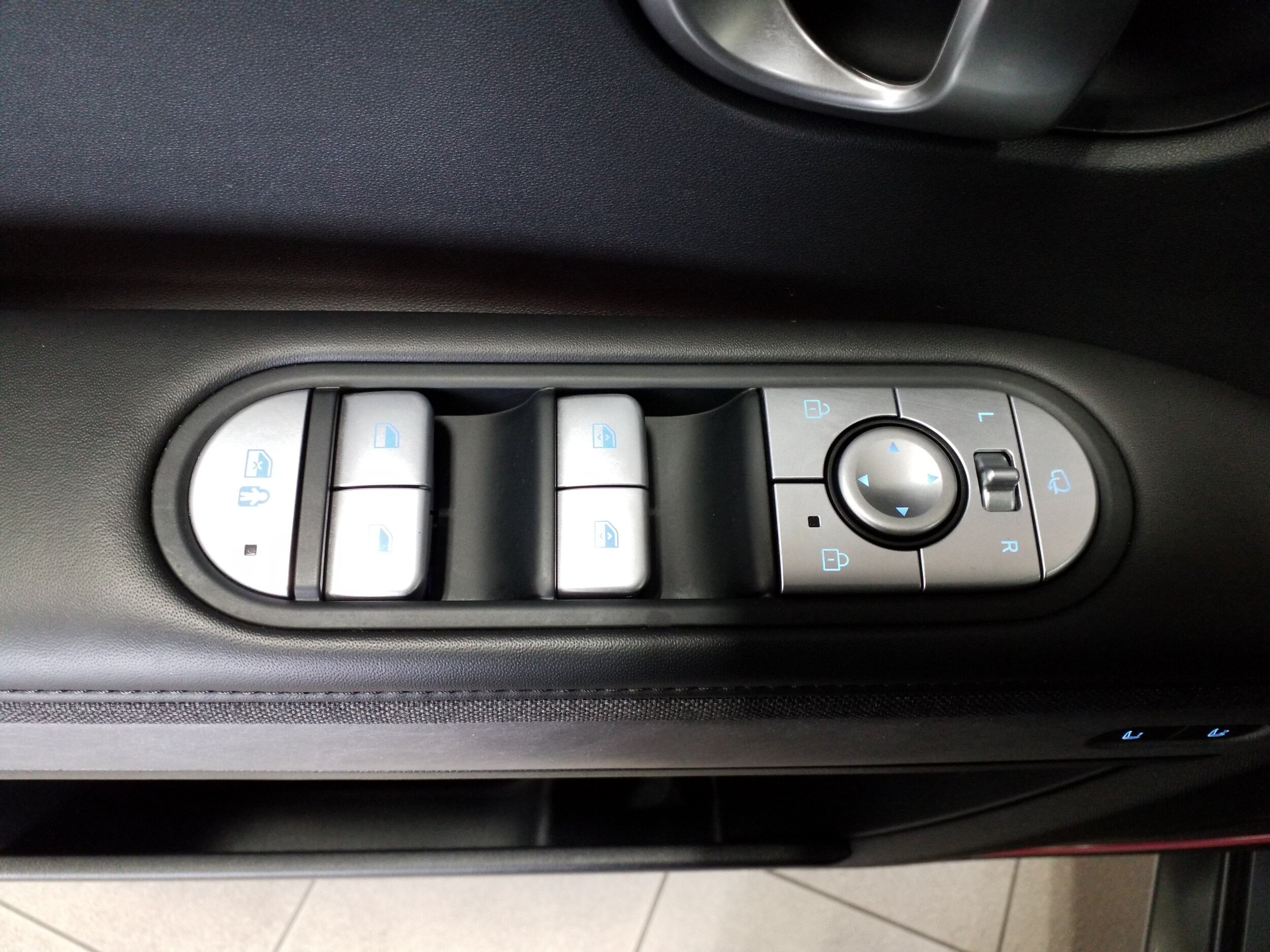 2024 Hyundai IONIQ 5 Limited - Photo 11