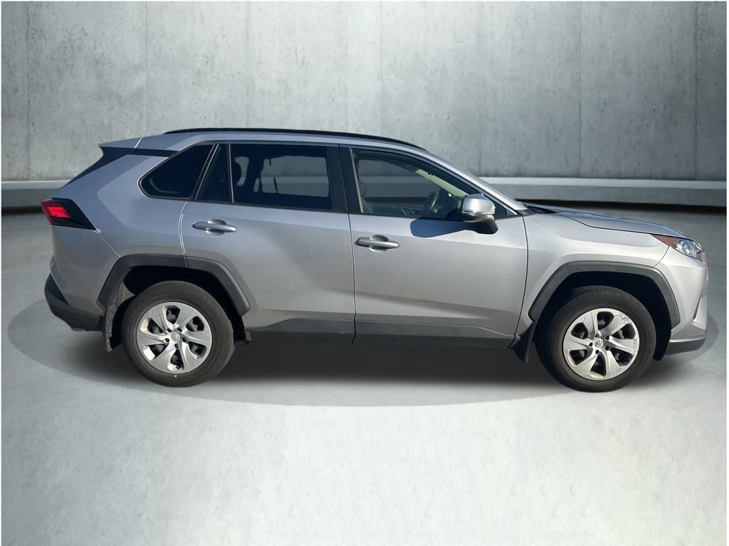 2019 Toyota RAV4 LE photo 4