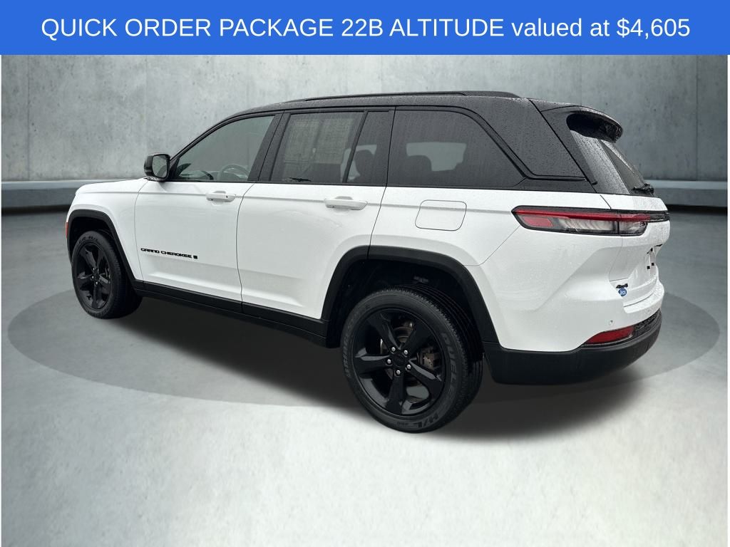 2023 Jeep Grand Cherokee Altitude photo 3