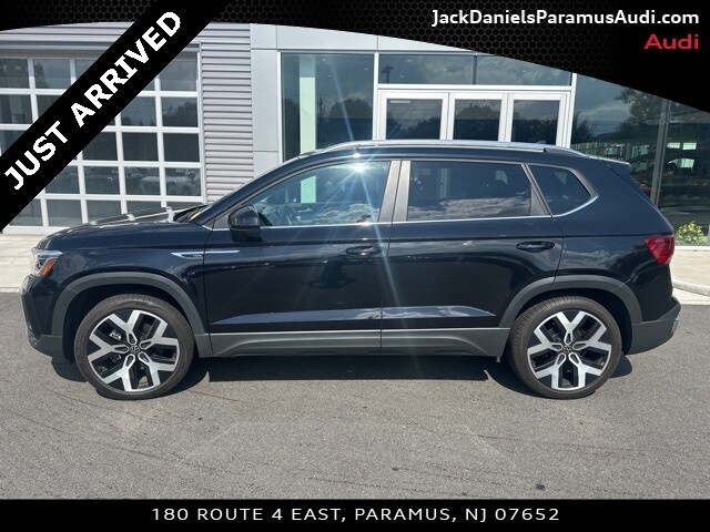 2022 Volkswagen Taos SEL photo 2