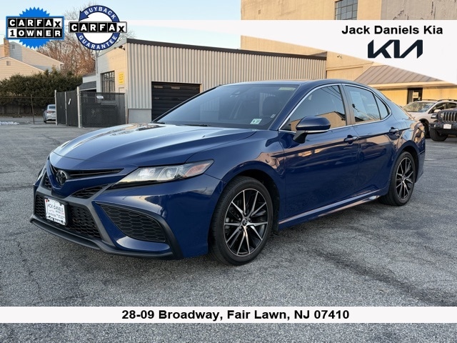 2023 Toyota Camry SE's photo