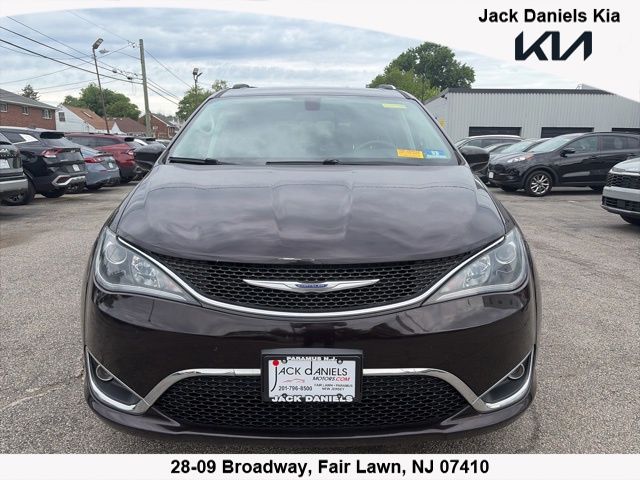 2018 Chrysler Pacifica Touring L's photo