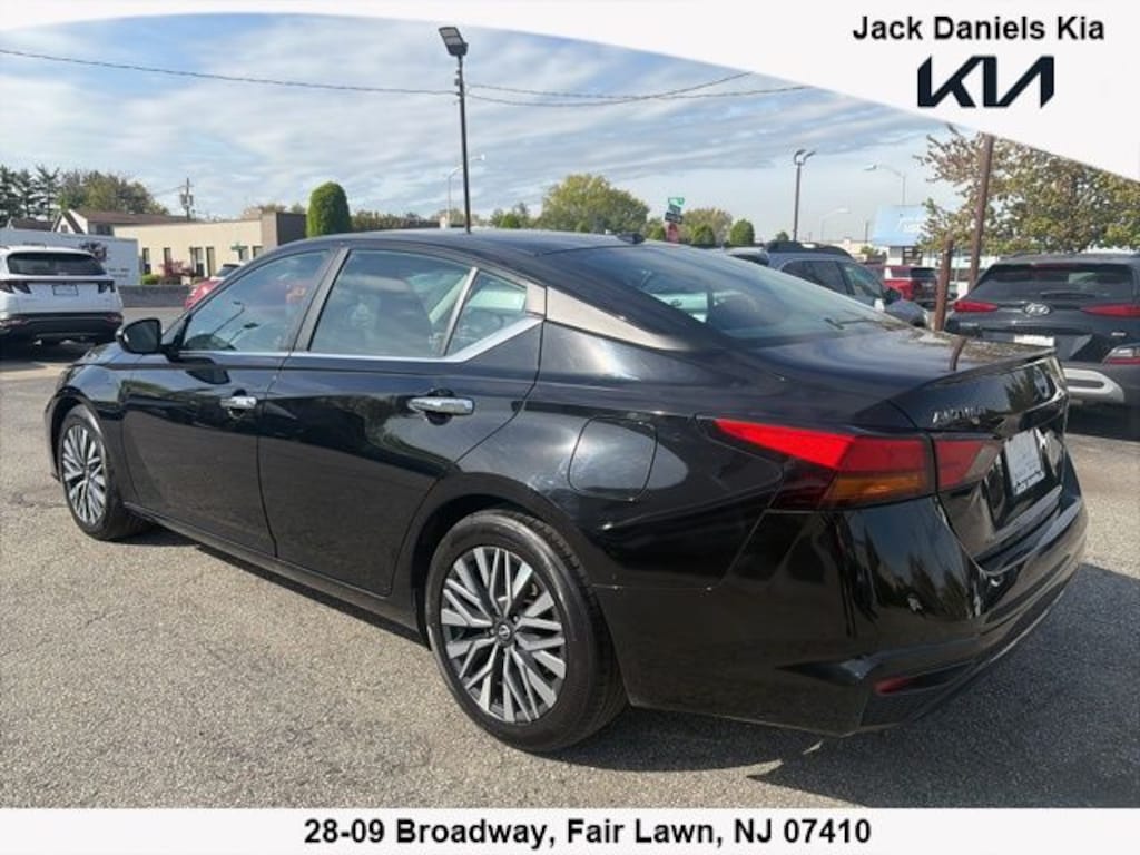 Used 2024 Nissan Altima 2.5 SV Sedan