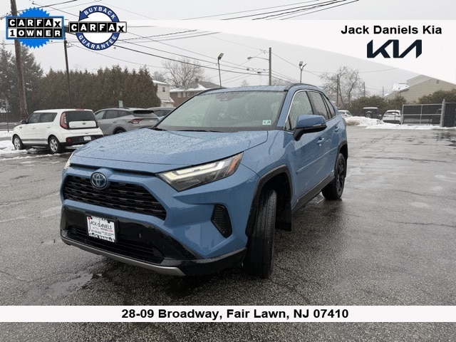 2023 Toyota RAV4 SE's photo