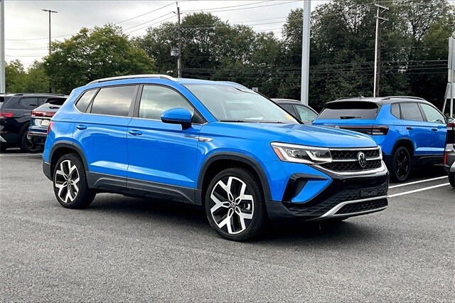 2022 Volkswagen Taos SEL photo 2