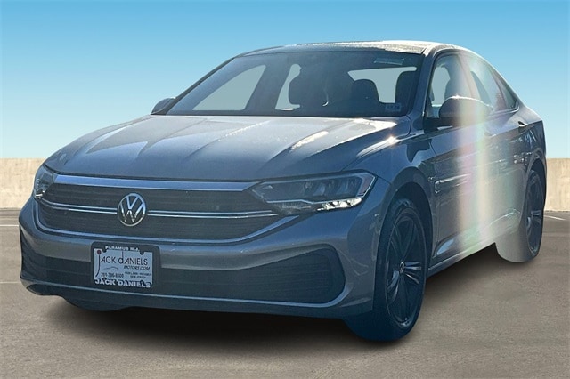 2024 Volkswagen Jetta SE's photo