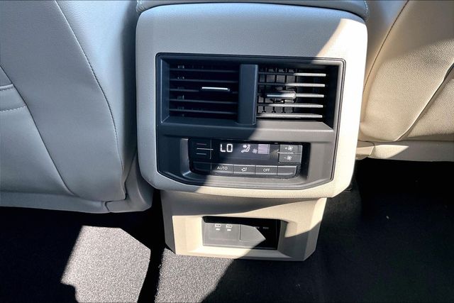 2023 Volkswagen Atlas SE w/Tech - Photo 12