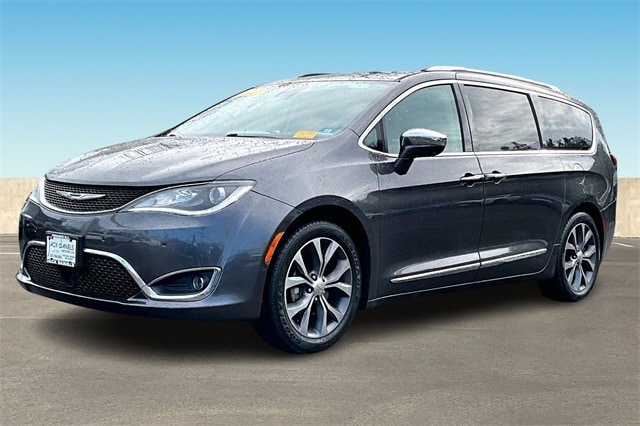 2017 Chrysler Pacifica Limited's photo