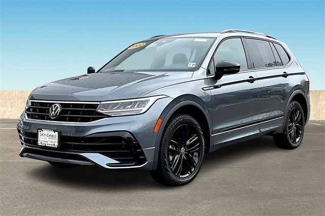 2022 Volkswagen Tiguan SE R-LINE BLACK's photo
