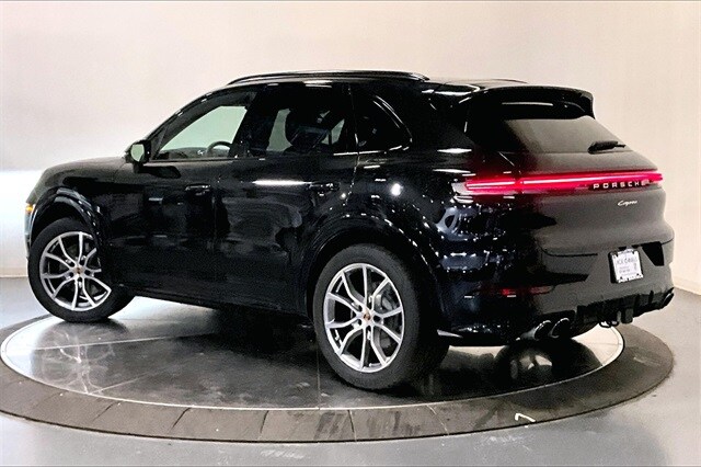2025 Porsche Cayenne photo 2
