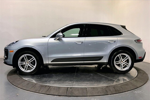 2025 Porsche Macan T photo 2