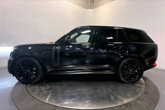 2023 Land Rover Range Rover SE photo 2