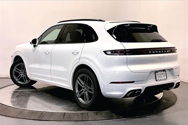 2025 Porsche Cayenne photo 3
