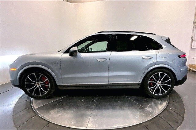 2025 Porsche Cayenne E-Hybrid S photo 2