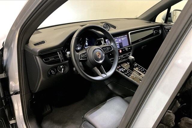 2025 Porsche Macan T photo 4