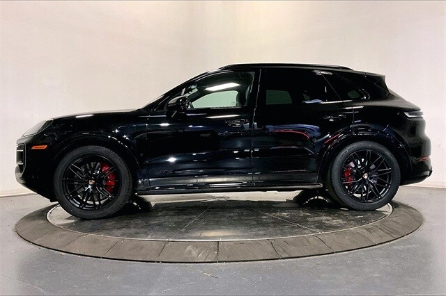 2026 Porsche Cayenne GTS photo 2