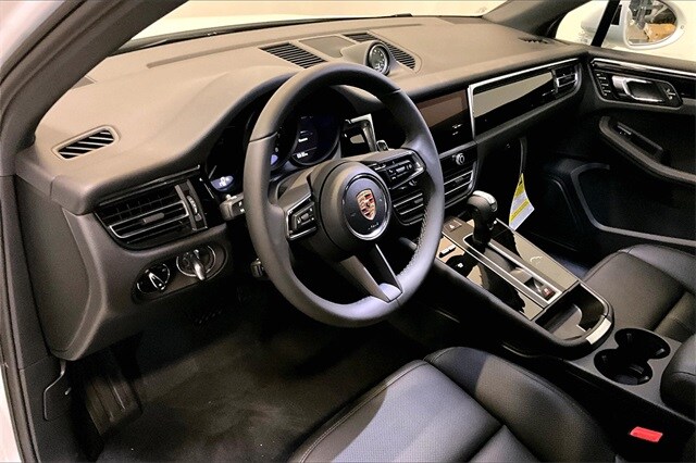 2026 Porsche Macan T photo 4