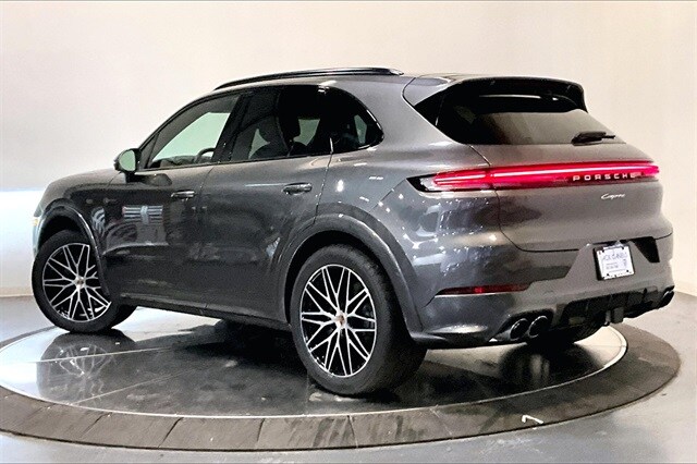 2025 Porsche Cayenne photo 3
