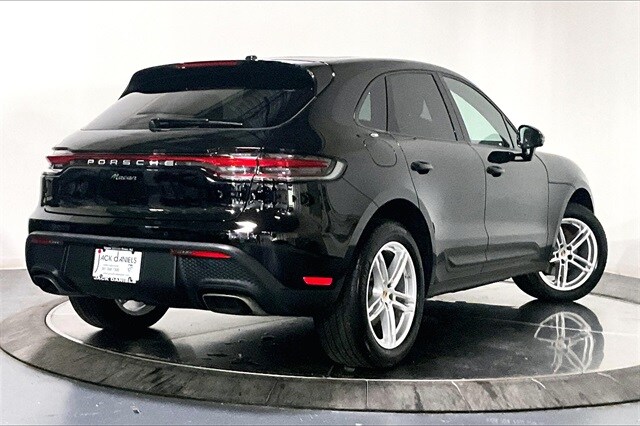 2024 Porsche Macan T photo 2