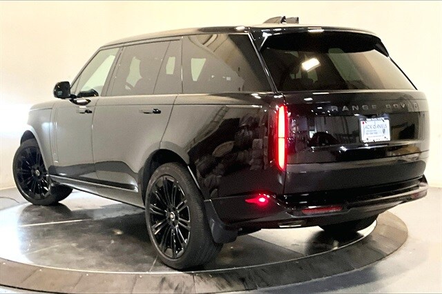 2025 Land Rover Range Rover SE photo 3
