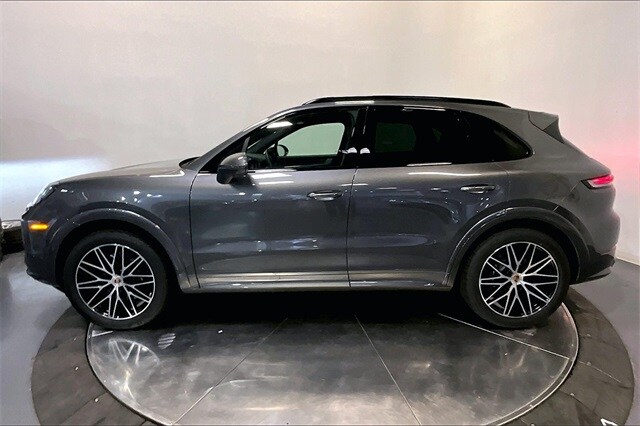 2025 Porsche Cayenne photo 2